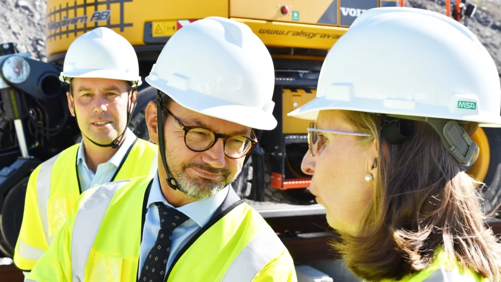 Infrastrukturminister Tomas Eneroth (S) besöker ofta och gärna norra Sverige. På bilden flankeras han av Rickard Carstedt, regionråd i Västerbotten, och Elisabeth Sinclair, projektledare hos Norrbotniabanegruppen.