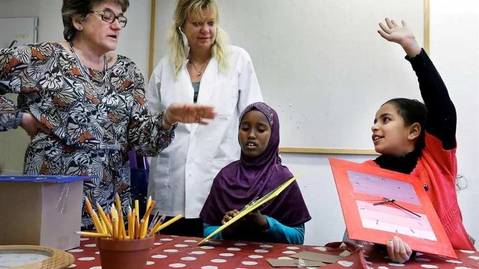Eva Idemark, Madeleine Swanström, Salmo Hassan och Mina Yasser i målarrummet där skapande konst blandas med pedagogik.