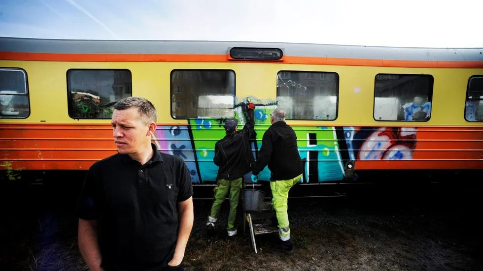 Tågtvätt. Daniel Niklasson berättar att det kommer kosta föreningen runt 30 000 kronor att sanera tåget.