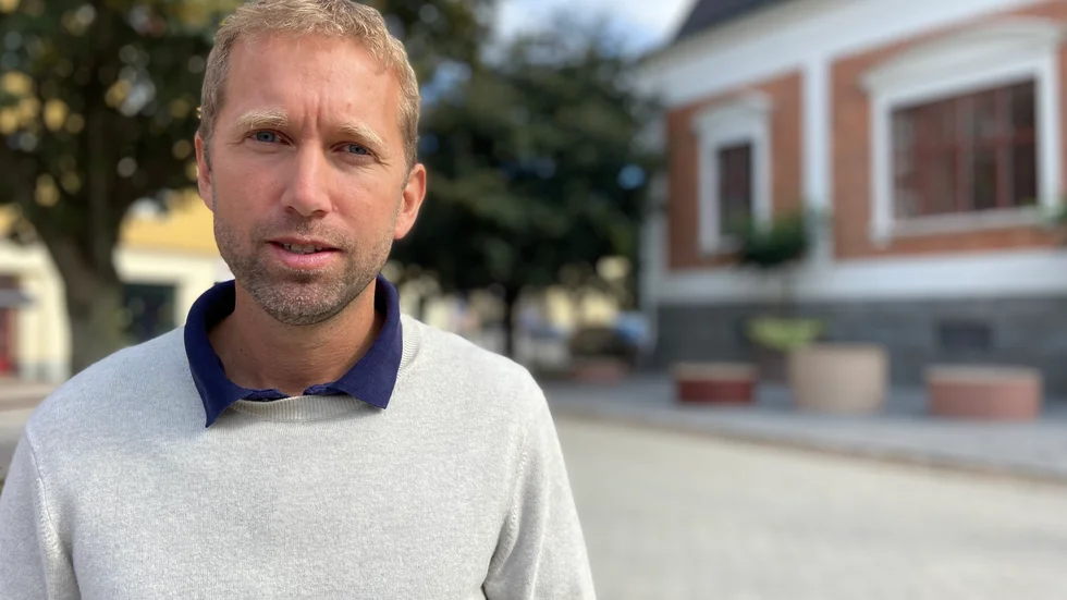 Kommunstyrelsens ordförande Jacob Högfeldt (M) har nu fått backa ända dit där han borde ha börjat, om han hade gjort rätt. Försöket att flytta budgetavgöranden till kommmundirektören har efter ett antal månader runnit uti sanden.     