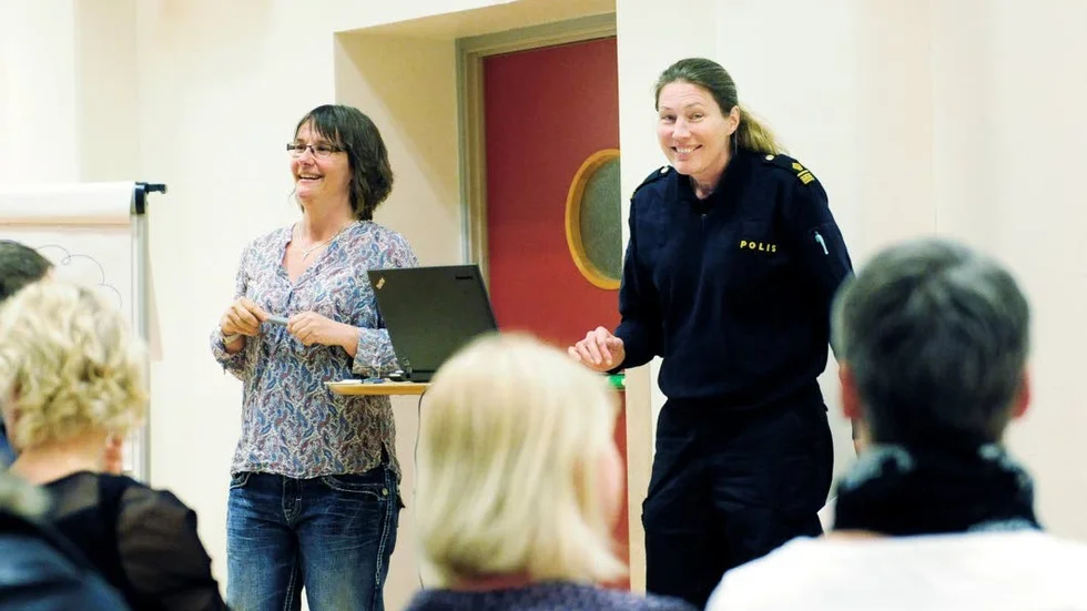 Föräldramöte. Familjecoachen Stefanie Kniepmeyer och Lida Koblanck från polisen var två av deltagarna under tisdagkvällens möte.