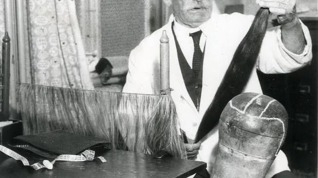 Frisör. Under cirka 50 år var Willy Knoblauch frisör och barberare. Här sitter han vid perukstocken och demonsterar arbetet i samband med sin 80-årsdag.