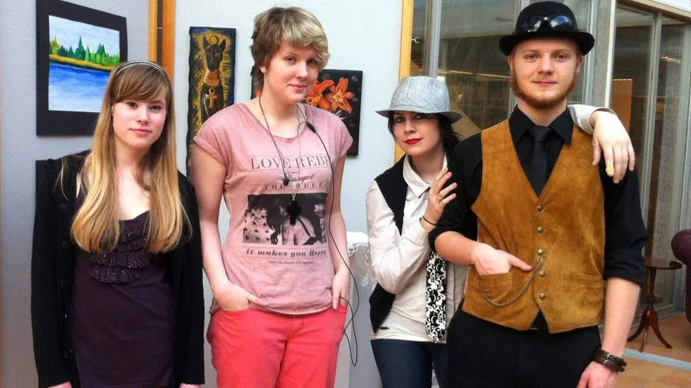 Louise Varnås, Kassandra Öfverberg, Maria Hällmar och Herman Klasson i ES12 ställer ut på gymnasiebiblioteket till och med den 12 april.