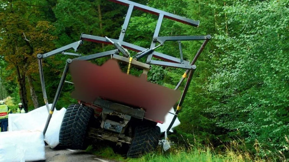 Mannen som körde i diket med traktorn står nu åtalad för grovt rattfylleri.