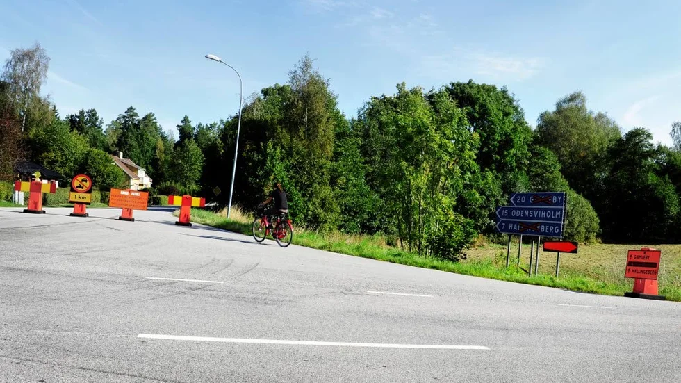 Information. Under arbetets gång finns tydliga skyltar som visar alternativ väg för trafikanterna.
