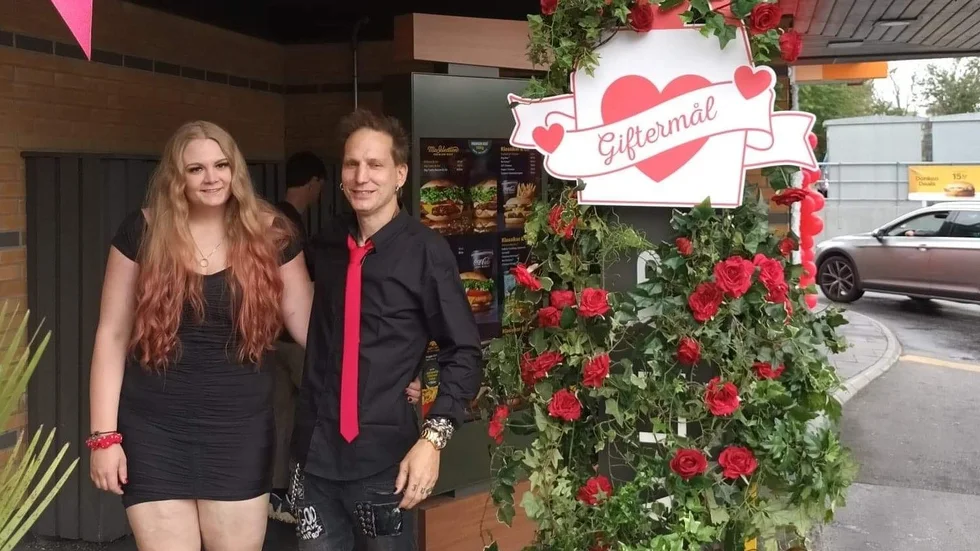 Matilda Köhlström Berglund, 28, och Mattias Berglund, 47, från Nyköping, beställde den gångna helgen ett McWedding på McDonald´s i Nacka.