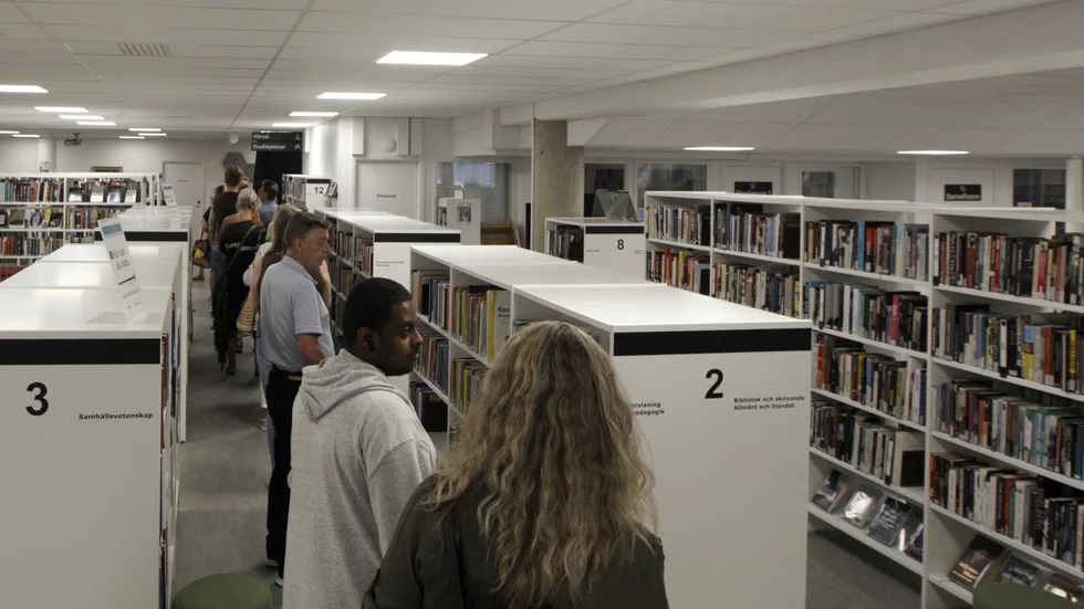 En kvart efter att vallokalen i biblioteket hade öppnat var det runt ett 20-tal personer i kö för att få ställa sig bakom de gröna skärmarna. 