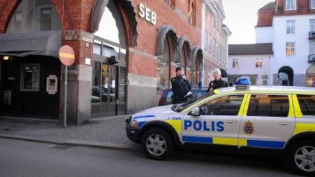 Västerviksbon hävdar att två män väntade på att få pengarna från SEB-rånet men polisen tror inte han hunnit med att lämna några pengar till dessa okända personer. Arkivbild: Anders Steiner