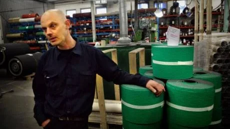 Örjan Brink är den lokala fackklubbens ordförande på Naxoflex. Han är förvånad över att så många som tio kollektivanställda nu varslas om uppsägning. Foto: Anders Steiner