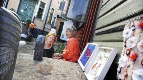 Lore Nynell och Sofie Rudebeck. Skulptur och textil på Galleri Wimmerströms sista utställning för sommaren.Foto: Lisa Olaison