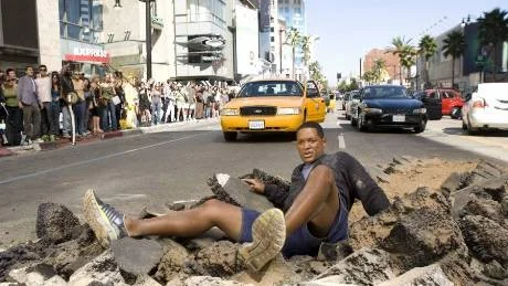 Will Smith axlar hjälterollen en gång till - den här gången som superhjälte med kroppsstrumpa och allt. Foto: Frank Masi/Colombia Pictures