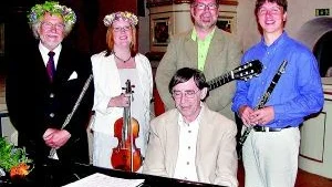 Musik i midsommar. Inge Jonsson, Anette Danielsson, Lasse Nilsson och Björn Danielsson samlade kring Sören Petterson vid Odensvi kyrkas flygel sent på midsommardagen.