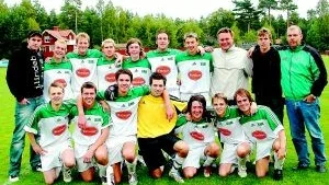Seriesegrare är vi alla ihop. Loftahammars IF har vunnit div. V, nordöstra. Stående från vänster ses Tobias Karlberg, Christoffer Olsson, Kristian Petersén, Joakim Jansson, Robin Svensson, Kalle Nordén, Andreas Davidsson, Robert Hernström, Fredrik Olsson och Jörgen Olsson. Knästående från vänster: Joakim Fredriksson, Björn Larsson, Martin Krüger, Marcus Alnefjord, Carl Hamrin, Pierre Fredriksson och Gustaf Stenberg. Foto: Ingemar Petersson