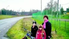 Osäker skolväg. Barnen Sommy Johansson och Linnea Friberg samt Björg Lorentzon hoppas på en bra cykelväg.