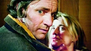 Misslyckad film. Det är inte skådespelarnas, här Magnus Krepper och Anja Lundqvist, fel att "Tusenbröder -Återkomsten" går i tusen bitar. Det bästa hade varit om filmen aldrig lämnat idéstadiet. Foto: Sony