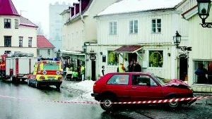 Kunde slutat illa. En man i 50-årsåldern körde i går rakt in i en fastighet på Gamla torget i Gamleby. Det vara bara några meter ifrån att man körde på en kvinna som gick på trottoaren. Polisen misstänker att mannen var drogpåverkad.  Foto: Leif Pettersson