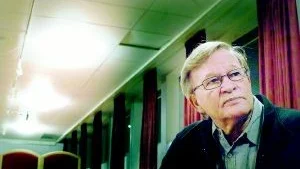 Hård kritik. Journalisten och författaren Olle Svenning var i Västervik i går och talade om sin nya bok om statsminister Göran Persson. Han kommenterade även gårdagens svidande kritik mot statsministern. "Han tar det mycket hårt men kommer med all sannolikhet inte att avgå".Foto: Anders Liljegren