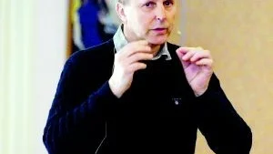 Föreläsare. Carl- Eric Andersson är läkare på Barn och Ungdomskliniken och har arbetat med anorexipatienter i 19 år. Han var en av de som föreläste om anorexia på Bryggaren där läkare, dietister, sjuksköterskor, undersköterskor och sjukgymnaster hade kommit för att lyssna.   Foto: Anders Steiner