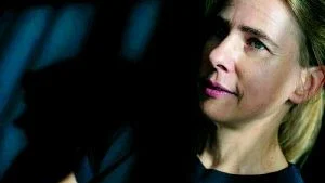 Skapar debatt. Efter 20 år som författare fick Lionel Shriver sitt genombrott med omdiskuterade "Vi måste prata om Kevin". Förra året fick hon Orange-priset för den och sedan dess har den sålt i enorma upplagor och givit upphov till ett antal debatter.                        Foto: Niklas Larsson/Scanpix