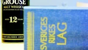 Luddig lag.  Sju anställda vid bilprovningen i Hedemora har dömts till böter för att ha tagit emot julgåvor i form av alkohol till ett värde mellan 330 och 460 kronor. Men lagen är alltför otydlig och ger dålig vägledning, anser Claes Beyer vid Institutet mot mutor. Foto: Jonas Borg