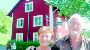 Slutar. Eivor och Owe Swanström som i 25 år drivit "8 små hem" i Överum ses här framför ett av husen vid vandrarhemmet, från vilket de nu flyttar då de sålt till en ny ägare som tillträder den 1 november.