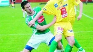 Hårda tag. Kalle Nordén i Loftahammar är en säker back. Här ses han i en närduell med en av Fårbos duktiga forwards.Foto: Ingemar Petersson