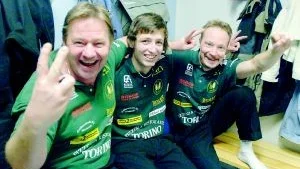 Flaxglädje. Det var många leenden i Flaxgänget efter segern över Domino F. Bengt Carlsson (till vänster) gladdes åt segern men inte åt den egna slagningen. Niclas Lindholm (i mitten) var roligast att se och slog också bäst i Flax. Tommy Hagman (till höger) var näst bäst med 847. Foto: Anders Liljegren.