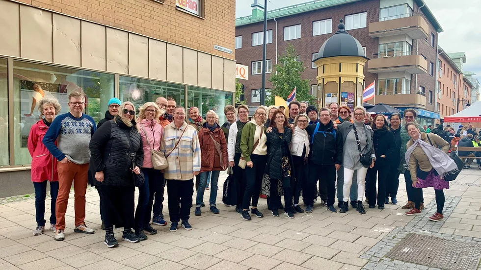 Sånggruppen Lust tillsammans med flera andra körsångare genomförde på lördagen en flashmob mitt i matmarknaden för att fira Körsångens dag. 