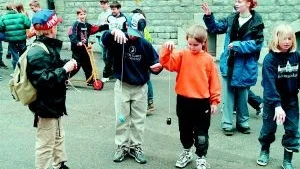 Oskyddad tillvaro. Så länge barnen är på skolan eller på dagis gäller kommunens försäkring. Därefter är många barn oförsäkrade mot eventuella olyckor och sjukdomar.                                  Foto: Pressens Bild/Arkiv
