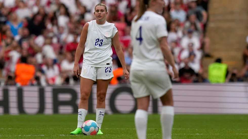 Englands Alessia Russo, till vänster, gjorde ett av målen när England säkrade en VM-biljett. Arkivbild.