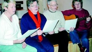 Prima Donnor. Fyra av de fem deltagarna i revygruppen Prima Donnor i Loftahammar, vilka nu tränar intensivt för sin kabarevy är från vänster Ingegerd Norling, Sylvia Axelsson, Carin Skog och Sarah Hallstensson.