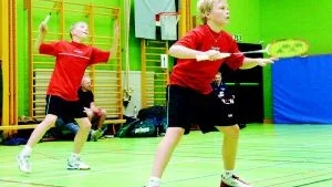 Superlöften. Filip Myhrén, till vänster, och Didrik Westerholm, till höger, är två superlöften i Tjust Badminklubb. De hade stora framgångar i "Ostkakan" i helgen. Foto: Anders Liljegren.