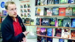 Oetiskt av Bonniers. Bonnierförlagen har handlat oetiskt i sin prissättning tycker Lars Carling på Bokia i Västervik. Han stödjer Lars Johanssons kamp för rättvisa priser.Foto: ANDERS LILJEGREN