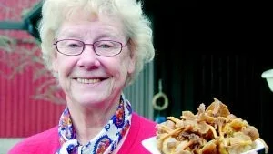 Trattisar. Lilian Liljedahl från Loftahammar visar en bricka fylld av trattkantareller, vilka hon plockade på självaste nyårsafton.