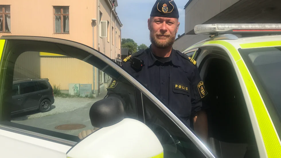 "Fint väder och alkohol, då tenderar det att bli en ökad brottslighet", säger Tobias Kjell, chef för områdespolisen som begärt förstärkning i Trosa under lördagkväll.