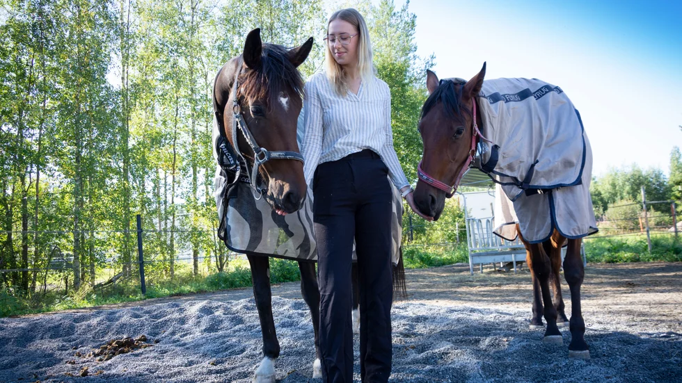 Emmy Mörk Lundberg tillsammans med egna hästen Luna och kompisen Delilah.