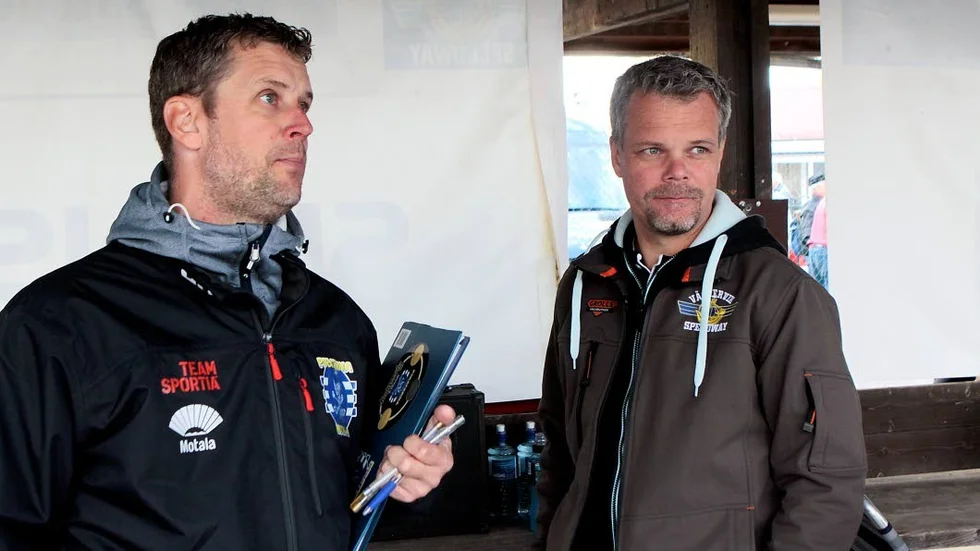 Lagledarna Stefan Andersson Skill och Patrik Hag kunde konstatera att det var rätt beslut att ställa in matchen.