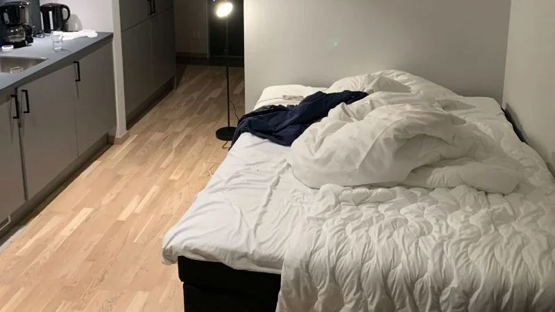 Hotellrummet där mannen stämde träff med kvinnan. Enligt offret blev han brutalt överfallen av tre män som slog och hotade honom i drygt två timmar. 