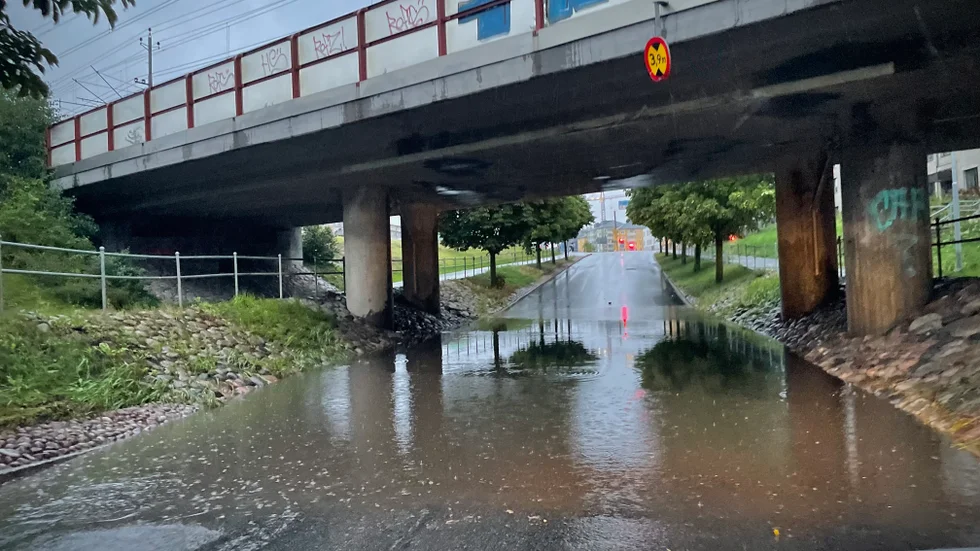 Viadukten Gamla Uppsalagatan är knappt farbar på söndagsmorgonen. Det är rejält djupt i mitten. 