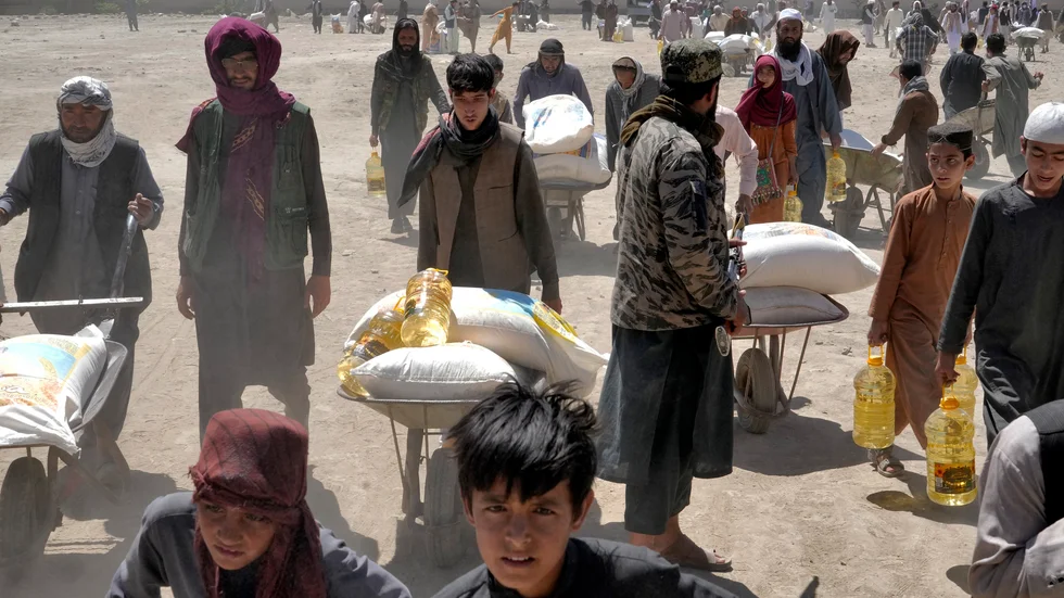 Matransoner delas ut av en kinesisk hjälporganisation i Kabul. Bilden är tagen i slutet av april.
