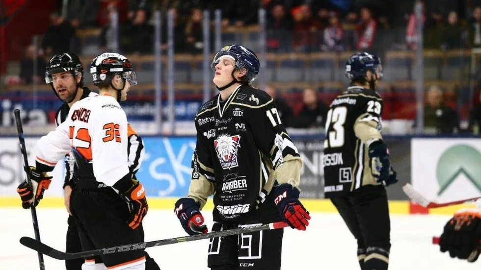 HOPPAS. Henrik Törnqvist vågar inte ta ut något i förskott, men hoppas på JVM-spel i Finland. Här i helgens förlustmatch mot Karlskrona.