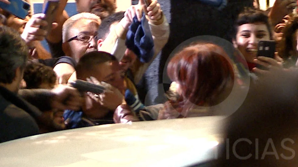 En man riktar en pistol mot Argentinas vicepresident Cristina Fernández de Kirchners huvud på fredagen. Inget skott gick av trots att vapnet uppges ha varit laddat med fem patroner.