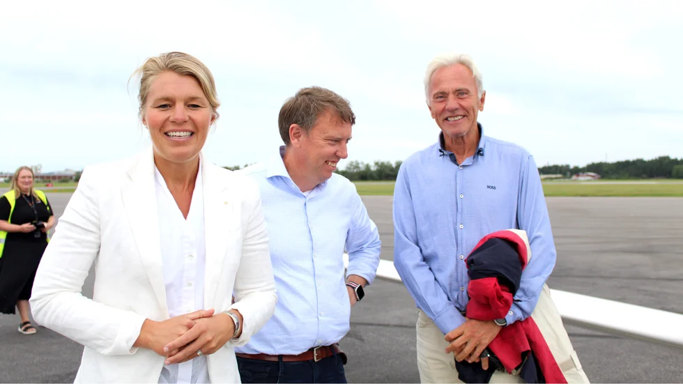 Sophia Jarl (M), Olle Vikmång (S) och Reidar Svedahl (L) ser glada ut på bildensom tagits på flygplatsen. Men nu är de upprörda och har skrivit till försvarsmakten om att flygplatsen inte permanentas som bredskapsflygplats. 