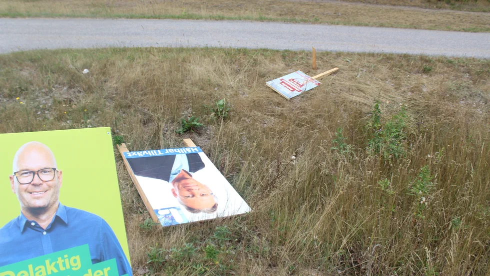 Valaffischer i Västervik som förstörts och knuffats ned, fotade i mitten av veckan.
