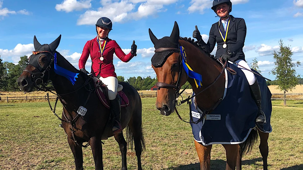 Glada klubbkompisar och medaljörer vid årets Distriktsmästerskap i hoppning. Vinnare blev Jill Borgström (till höger) som slog Camilla Andreasson efter en spännande omhoppning.
