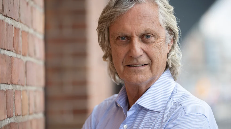 Regissören Lasse Hallström fick inte sitt drömprojekt om Hilma af Klint finansierat och gick då till Viaplay. Filmen får premiär i höst.