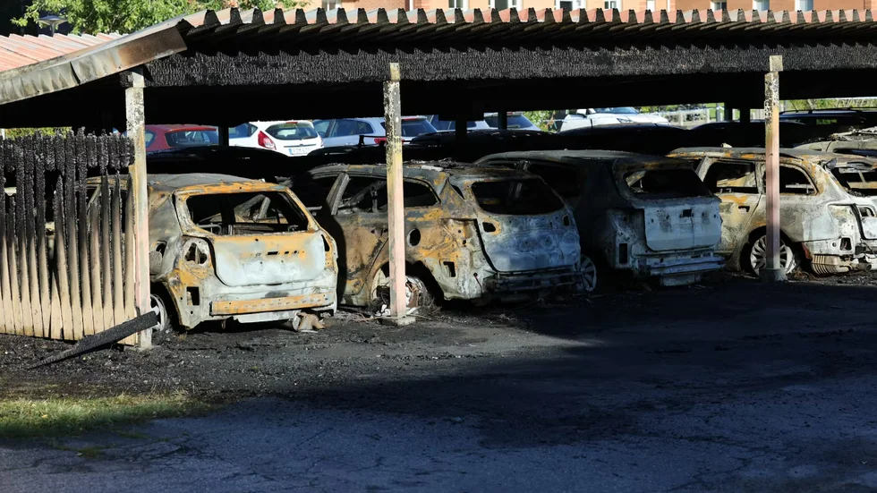 På grund av att det fortfarande är för varmt på platsen kommer polisens tekniska undersökning att genomföras under onsdagen.
