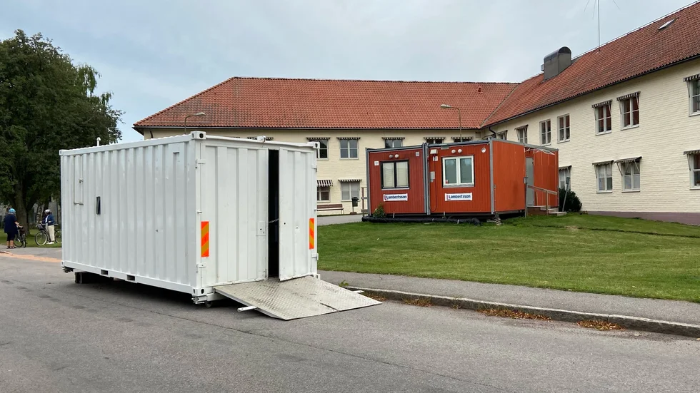 Olja läckte ut från en asfaltsmaskin inne i en container.