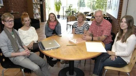 Några av eleverna tillsammans med lärare på öppet hus vid Gamleby fotoskola. Rowan Thornhill, Johanna Sterling, Josefin Bergqvist, Viveca Ohlsson, Jan Ström och Emma Shewtzoff.