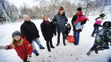 – Många har nog inte insett vilka enorma förändringar besparingarna innebär, säger Jakob Andersson (t v). På bilden syns även Lea Ljungskog (röd jacka), Pernilla Eklöv, samt Johannes och Charlotte Löf.